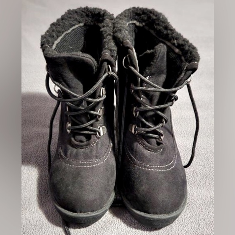 Women’s ankle boots with low heel.
